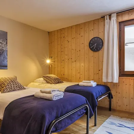 Alpesi faház Chalet Les Jeunes Mooi Houten Chalet Met Open Haard En Parkeerplaats